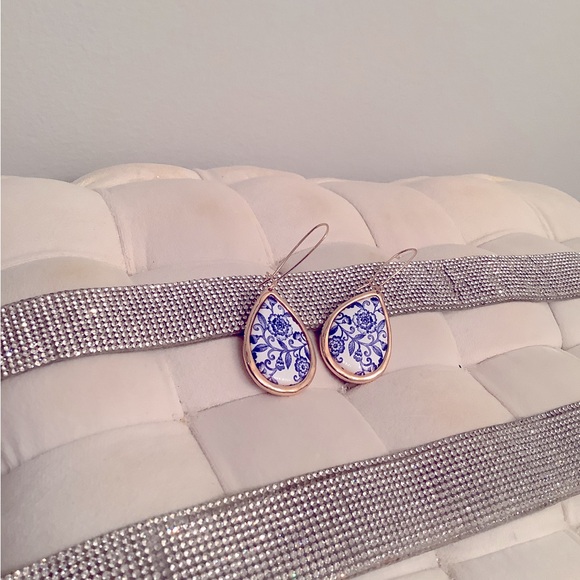 Beautiful St. Thomas Earrings - Picture 2 of 3